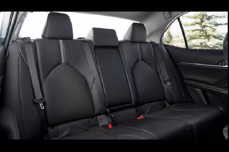 Với mức chênh 1.400 USD so với bản FWD, AWD có sự khác biệt đáng kể về hiệu suất. Toyota chỉ trang bị động cơ 2.5L 4 xi-lanh cho bản AWD, đạt công suất 205 mã lực, mô-men xoắn 251 Nm.