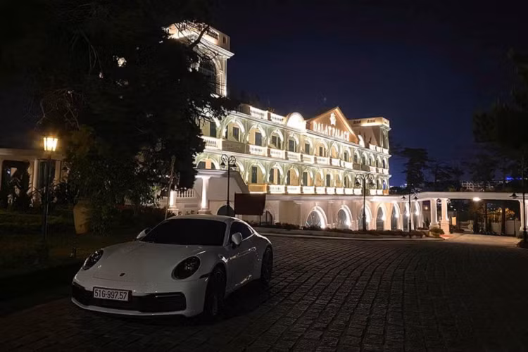 Porsche 911 của Cường Đô la cũng được nâng cấp động cơ 6 xi-lanh, dung tích 3.0 lít, tăng áp kép, sản sinh công suất tối đa 385 mã lực, tăng 15 mã lực so với thế hệ cũ. Porsche 911 Carrera S 2020 giờ đây chỉ mất thời gian 3,7 giây để có thể tăng tốc từ vị trí xuất phát lên 100 km/h trước khi đạt vận tốc tối đa 308 km/h. Động cơ xe đi kèm hộp số sàn 7 cấp là trang bị tiêu chuẩn. 
