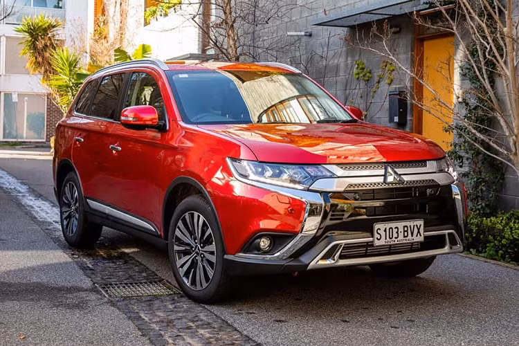 Cụ thể, nếu đặt sớm phiên bản Mitsubishi Outlander 2.0 CVT mới, người dùng sẽ được tặng ghế da cùng bảo hiểm vật chất trị giá 20,5 triệu đồng. Trong khi đó, gói ưu đãi áp dụng cho phiên bản 2.0 CVT Premium gồm camera 360 độ và hệ thống âm thanh Rockford Fosgate trị giá 55 triệu đồng.