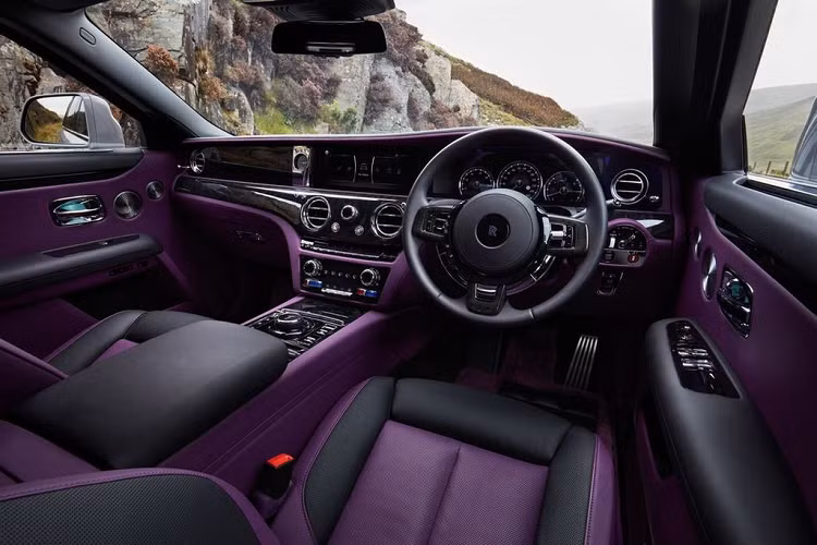 Trái ngược với thiết kế ngoại thất chỉ thay đổi nhẹ nhàng và không đáng kể, Rolls-Royce Ghost 2021 nhận được rất nhiều nâng cấp đến từ bên trong. Trong khi thế hệ đầu tiên sử dụng nền tảng tương tự như BMW 7-Series (F01) thì phiên bản mới 2021 lại được trang bị nền tảng khung gầm nhôm “Architecture of Luxury” chuyên dành cho những chiếc Rolls-Royce cao cấp nhất - như Phantom và Cullinan.