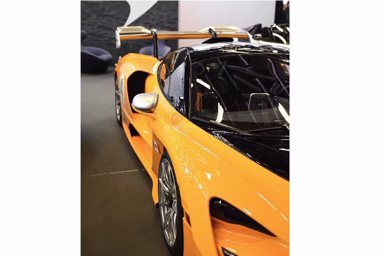 Phiên bản kỉ niệm dựa trên GTR này sở hữu phần ngoại thất với màu cam tương đồng với M8B ngày xưa. Chiếc M8B từng được điều khiển bởi chính Bruce McLaren – người sáng lập đội đua McLaren vào năm 1963, chính vì vậy mà tên của tay đua này cũng được trang bị trên thân của Senna Can-Am. Đi kèm với đó chính là số thứ tự 4 giống trên chiếc M8B cũ.