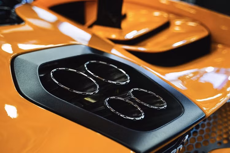 Về thiết kế nội thất, chiếc Senna Can-Am đặc biệt này không có sự khác biệt so với Senna thương mại. Nội thất của xe được phối màu đen chủ đạo cùng các chi tiết màu cam tinh tế như các đường chỉ. Nội thất xe được sử dụng các chất liệu carbon và da Alcantara, đem lại cảm giác thể thao kết hợp cùng đai an toàn với logo Can-Am, cũng như logo Can-Am trên tựa ghế hay cả phần bậc cửa.
