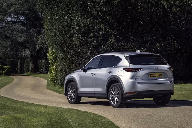 Mỗi tùy chọn động cơ lại có 3 phiên bản là SE-L, Sport và GT Sport. Mazda CX-5 Sport 2020 được trang bị mâm hợp kim 19 inch sơn màu bạc, camera lùi, cốp mở điện, ghế lái điều chỉnh 8 hướng, nội thất bọc da, hàng ghế trước và vô-lăng có sưởi, dàn âm thanh 10 loa của Bose và màn hình HUD hiển thị màu.