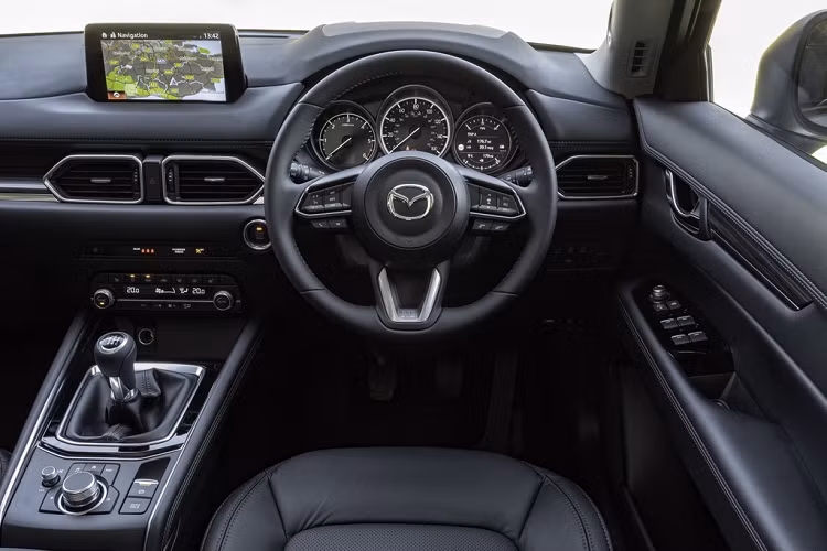 Ở bên trong, nội thất của CX-5 tương đối rộng rãi, đủ chỗ cho 5 người trưởng thành. Ghế trước ngồi thoải mái nhưng hàng ghế sau có khoảng để chân hơi hạn chế.