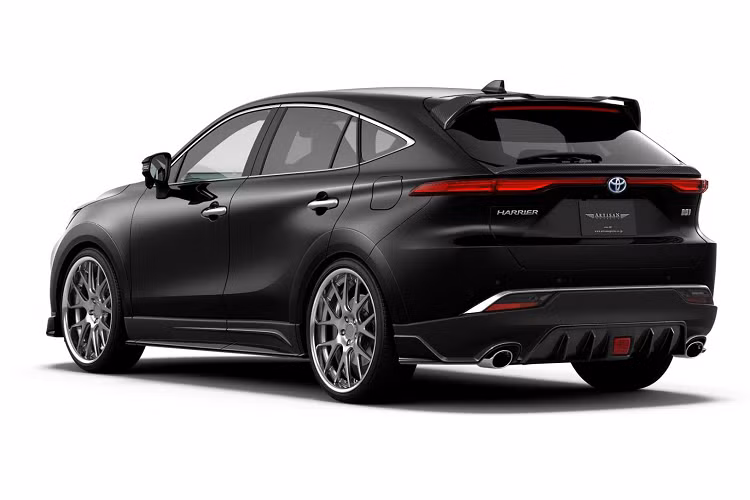 Ở phía sau, Toyota Venza 2021 được trang bị cánh lướt gió mới cùng bộ chia gió thể thao hơn. Ngoài ra bản độ của Artisan Spirits còn đem đến bộ mâm đa chấu thể thao tương tự như BMW M5 hay Corvette C8. Artisan Spirits chưa công bố giá bodykit Toyota Venza 2021 nhưng dự đoán chúng sẽ chỉ được phân phối tại Nhật Bản.