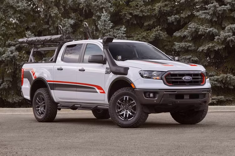 Mặt khác, Ford Ranger XLT Tremor không quá nổi bật nhưng vẫn có một vài nâng cấp so với biến thể Ranger Tremor "tiêu chuẩn", bao gồm ống thở và khung xe tương tự F-150.