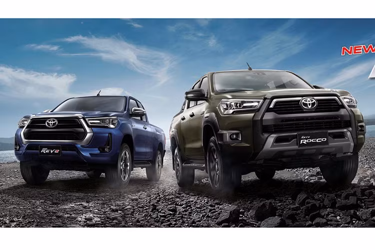 Tại thị trường Thái Lan, Toyota Hilux thế hệ mới có 3 cấu hình thân xe là Standard, Smart Cab và Double Cab. Giá xe Toyota Hilux 2021 dao động trong khoảng từ 577.000 - 1.239.000 Baht (khoảng 425 - 914 triệu đồng). Khi mua Toyota Hilux mới, khách hàng có thể chọn 1 trong 3 màu sơn ngoại thất mới là đỏ Emotional Red II, nâu Oxide Bronze và xanh dương Dark Blue.