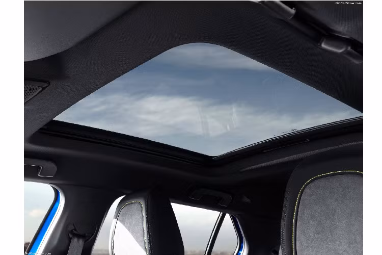 Nội thất trên phiên bản mới này khá quen thuộc, do mang nhiều âm hưởng từ "đàn anh" 3008 và 5008 đang bán tại Việt Nam. Buồng lái i-Cockpit, vô-lăng nhỏ, màn hình giải trí 10 inch, sạc không dây, hệ thống âm thanh Focal 10 loa là những điểm đáng chú ý trên mẫu xe SUV Peugeot 2008.