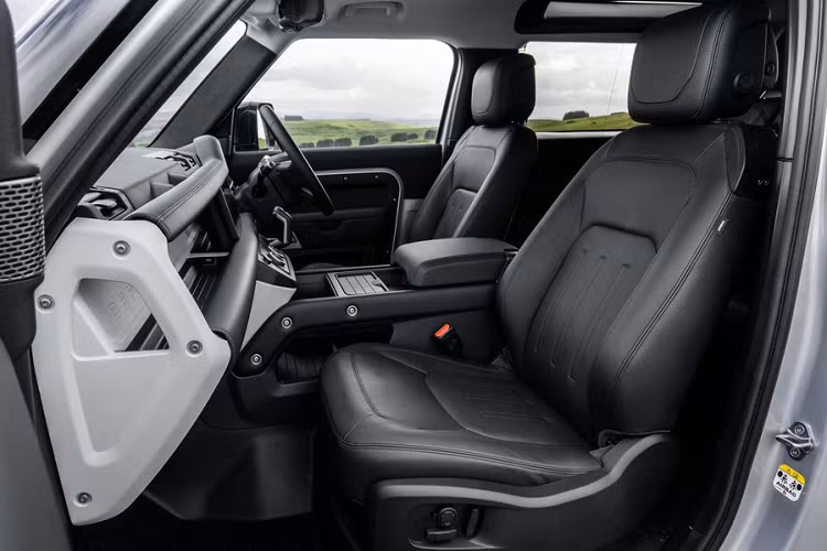 Tương tự các phiên bản còn lại, Land Rover Defender X-Dynamic được bán ra kèm với các gói trang bị S, SE hoặc HSE.