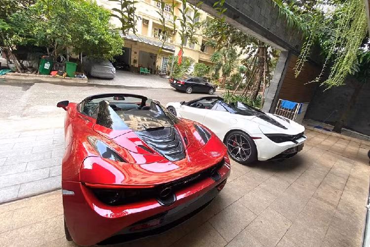 Điểm khác biệt dễ nhận ra nhất giữa McLaren 720S Spider với bản Coupe chính là việc phần mui xếp cứng bằng sợi carbon của siêu xe này chỉ mất thời gian 11 giây để thực hiện thao tác đóng hoặc mở mui xe.