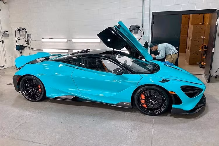 Đơn vị này đã mang về nước đến hai chiếc Ferrari F8, trong đó, một xe thuộc diện đầu tiên ở Đông Nam Á mới tiết lộ sẽ sớm đưa mẫu xe giới hạn McLaren 765LT đặc biệt chỉ sản xuất 765 chiếc về Việt Nam đã khiến giới mê xe trong nước đứng ngồi không yên. Dù không tiết lộ màu sơn của chiếc siêu xe McLaren 765LT này nhưng hai tấm ảnh nội thất cũng đủ làm những người yêu xe "đứng hình" với gần như là bản tuỳ chọn cao cấp nhất.
