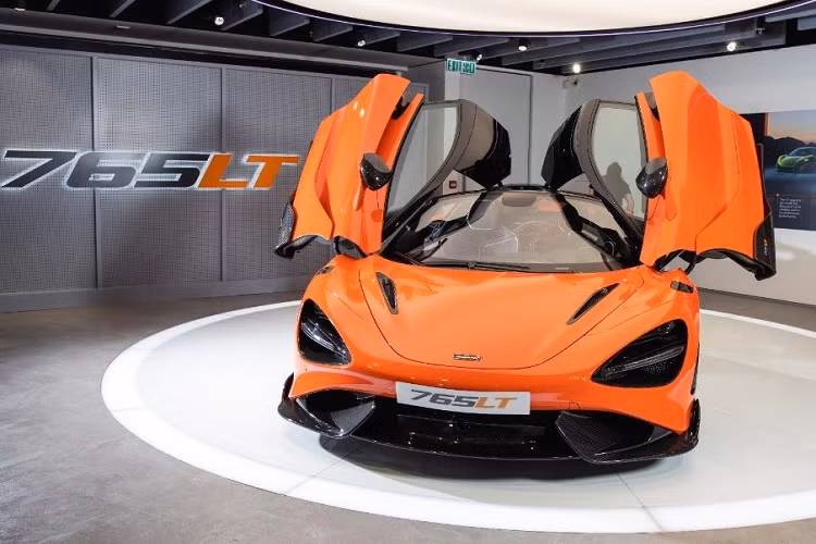 Ngoài ra là siêu xe McLaren 765LT còn có mô-men xoắn cực đại 800 Nm, tăng 30 Nm so với siêu xe McLaren 720S đang giữ nhiều danh hiệu ở các cuộc đua drag 400m hay 800m. Sức mạnh của khối động cơ trên siêu xe hàng hiếm McLaren 765LT sẽ chạy qua hộp số ly hợp kép bảy tốc độ đã có các tinh chỉnh làm cho việc sang số nhanh hơn 15% so với McLaren 720S. Có thể thấy xe có bộ cản va trước, nẹp sườn hoàn toàn bằng carbon và thiết kế rất hầm hố trông như một mẫu xe bước ra từ đường đua.