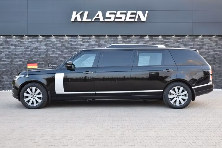 Dưới nắp capo của chiếc Rang Rover SVAutobiography Limo bọc thép là khối động cơ V8 5.0L siêu nạp, cho công suất 557 mã lực và mô-men xoắn 700 Nm, kết hợp với hộp số tự động 8 cấp, hệ dẫn động 4 bánh. Ở dạng nguyên bản, chiếc SUV này có thể đạt tốc độ tối đa 225 km/h.
