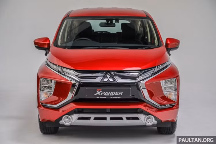 Được lắp ráp tại Malaysia, mẫu MPV này sở hữu thiết kế ngoại thất không có gì khác so với xe ở những thị trường Đông Nam Á còn lại. Mitsubishi Xpander 2020 mới tại Malaysia cũng được áp dụng ngôn ngữ thiết kế Dynamic Shield với tạo hình chữ "X" trên đầu xe. Lưới tản nhiệt trên của mẫu MPV này đi kèm các nan mạ crôm nằm ngang dày dặn, bao quanh logo của hãng Mitsubishi.