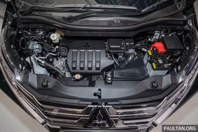 Mitsubishi Xpander tại thị trường Malaysia ssử dụng khối động cơ xăng 4 xi-lanh, hút khí tự nhiên, dung tích 1,5 lít, sản sinh công suất tối đa 105 mã lực tại tua máy 6.000 vòng/phút và mô-men xoắn cực đại 141 Nm tại tua máy 4.000 vòng/phút. Động cơ này kết hợp với hệ dẫn động cầu trước và hộp số tự động 4 cấp. Như vậy, Mitsubishi Xpander tại Malaysia không có tùy chọn hộp số sàn như xe ở Việt Nam.