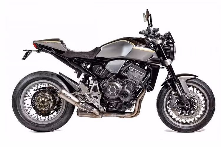 Bên cạnh màu sắc đặc biệt, phiên bản đặc biệt Honda CB1000R Stardust còn sở hữu hàng loạt các đồ chơi độ như gương chiếu hậu Rizoma , cùm tay phanh, tay côn bằng nhôm CNC, bao tay tích hợp đèn xinhan LED, ống xả SC Project và yên xe bọc da Alcantara. Bộ vành đúc nguyên bản được thay bằng vành nan độ Kineo có giá tương đương 74 triệu đồng.