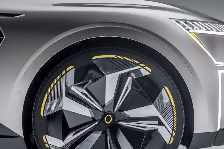 Khoang lái Renault Morphoz có sự hiện diện của vô lăng hiện đại với thiết kế đến từ tương lại, màn hình trung tâm 10,2 inch hiển thị các thông tin cần thiết. Có thể sắp đặt ghế mặt đối mặt nếu cần, ngoại trừ ghế lái.