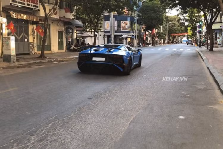 Trọng lượng của Lamborghini Aventador SV Roadster là khoảng 1.574 kg, tức nặng hơn mẫu coupe 50 kg. Một tính năng đặc biệt khác của siêu xe Lamborghini Aventador SV Roadster chính là mui cứng hai mảnh được chế tạo từ sợi carbon bền, rắn chắc mà lại nhẹ.