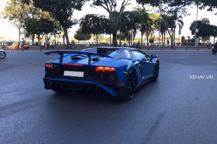 "Trái tim" của siêu phẩm Lamborghini Aventador LP 750-4 SV Roadster là khối động cơ V12 6.5L cải tiến, mạnh hơn 49 mã lực so với mẫu Aventador tiêu chuẩn, tạo ra công suất lên đến 740 mã lực tại 8.400 vòng/phút và mô-men xoắn cực đại 690Nm. Động cơ này được tích hợp cùng với hộp số 7 cấp ISR và hệ thống dẫn động bốn bánh Haldex Generation IV 4WD. Xe có 3 chế độ lái khác nhau là Strada, Sport và Corsa.