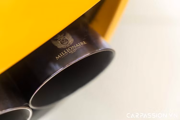 Bộ mâm mới được trang bị cho chiếc Lamborghini Gallardo này đến từ thương hiệu mâm độ có phần “mới lạ” với những người chơi xe tại Việt Nam mang tên 1221 Wheels. Đây là một thương hiệu trẻ đến từ California, Mỹ và được biết đến với rất nhiều những mẫu mâm xe được thiết kế, hoàn thiện một cách cầu kì cùng tính thẩm mĩ cao, không giống với thiết kế của những hãng mâm khác.