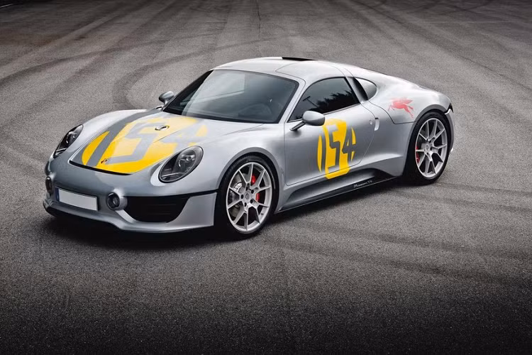 Mẫu thiết kế tiếp theo mà chúng ta sẽ tìm hiểu trong loạt concept “Porsche Unseen” là Le Mans Living Legend với mô hình đất sét kích thước 1:1, và gợi nhớ người nhìn tới mẫu 550 cổ điển. Được tạo ra trong năm 2016, Porsche Le Mans Living Legend thực tế mang vai trò tri ân một mẫu coupe ít danh tiếng thay vì mẫu 550 Coupe mà mọi người thường biết. Mặc dù có nóc cố định, concept xe thể thao gầm thấp này là dựa trên Boxster và có một dáng vẻ trơn mượt tương tự như mẫu concept 904 Living Legend.