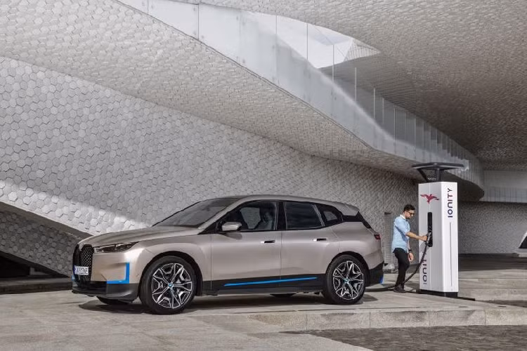 Về diện mạo, tổng thể của BMW iX khá giống với các mẫu xe cao cấp hiện nay của BMW, iX có cùng chiều dài cơ sở với X5, cao bằng X6 và có các mâm xe lớn ngang bánh xe của X7. Tất cả những chi tiết này giúp iX trông đơn giản và tương lai hơn.