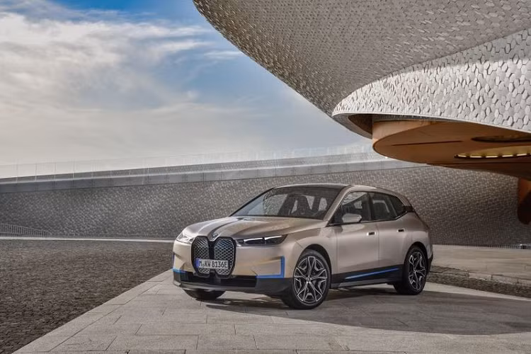 Cung cấp sức mạnh cho BMW iX đến từ hệ thống truyền động hoàn toàn bằng điện thế hệ thứ 5 của BMW. Hệ thống này bao gồm hai động cơ điện cho công suất hơn 500 mã lực giúp SUV điện chỉ cần chưa tới 5.0 giây để tăng tốc từ 0 - 100 km/h. Nhờ có bộ pin 100 kWh khổng lồ, BMW iX có thể đi được quãng đường khoảng 482 km trong một lần sạc đầy theo tiêu chuẩn EPA của Mỹ. Tuy nhiên, nếu xét theo WLTP của châu Âu, iX có thể di chuyển được tối đa 600 km.