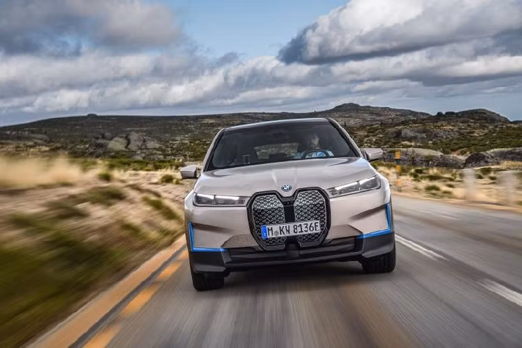 Thậm chí, BMW iX vẫn có lưới tản nhiệt hình quả thận khổng lồ ở phía trước, tất nhiên nó không hề có tác dụng làm mát động cơ như các xe dùng động cơ đốt trong, thay vào đó, đây sẽ là nơi tích hợp hệ thống camera, radar, cảm biến cho các hệ thống hỗ trợ lái xe tiên tiến.