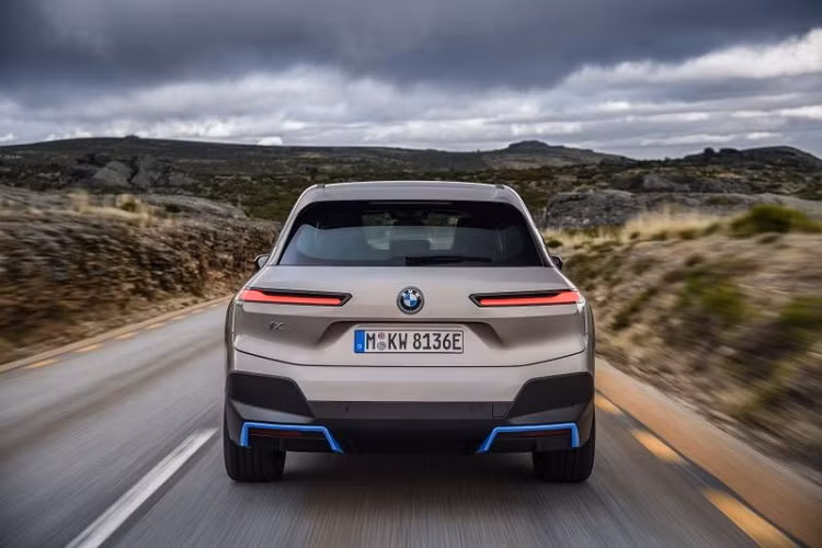 Bên cạnh đó, mẫu xe điện BMW iX còn sở hữu cụm điều khiển trung tâm sử dụng mặt kính lớn nhất từng thấy trên một chiếc BMW. Phím khởi động, cần số, núm tăng giảm âm lượng, núm xoay iDrive làm bằng kính trong suốt. Ngoài ra, xe cũng có nút điều chỉnh ghế điện nằm ngay trên các tấm cửa.