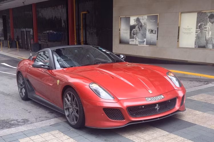 1 trong số 599 chiếc siêu xe Ferrari 599 GTO được sản xuất trên toàn thế giới và hiện đang lăn bánh trên đường phố Singapore có màu sơn đỏ cùng các chi tiết ở ngoại thất phối màu đen và sợi carbon. Ngoài ra, siêu xe này còn sở hữu bộ mâm 5 chấu kép màu tối. Chưa dừng lại đó, biển số của chiếc xe này còn khiến không ít người phải khen chủ nhân rất chịu chơi với con số 599 trùng với tên xe và còn có chữ M được xem như viết tắt của Maranello, một đô thị ở tỉnh Modena, vùng Emilia-Romagna của Ý, cũng là đại bản doanh của hãng Ferrari.