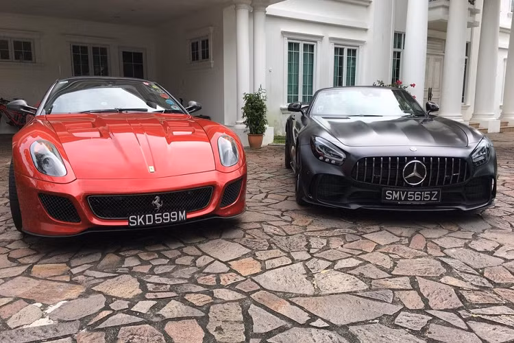 Kể từ khi chiếc xe thể thao hạng sang Mercedes-AMG GT R ra mắt vào năm 2016, giới mê xe đã mong chờ vào phiên bản Roadster xuất hiện dưới dạng mui xếp mềm. Nhưng phải đến triển lãm ôtô Geneva 2019, hãng xe sang đến từ Đức mới có câu trả lời với siêu xe Mercedes-AMG GT R Roadster chỉ có đúng 750 xe sản xuất trên toàn thế giới.