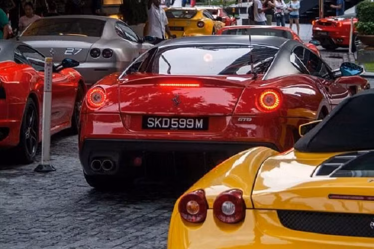 Ferrari 599 GTO được xem là phiên bản hiệu suất cao của chiếc 599 GTB, và chỉ có đúng 599 chiếc được sản xuất trên toàn thế giới. Xe sở hữu nội thất đơn giản với ghế ngồi được bọc da Alcantara cao cấp, đi cùng một số chi tiết sử dụng chất liệu sợi carbon thiết kế hay các đường chỉ may tinh xảo cùng logo Ferrari tương phản. Dòng chữ GTO, hay huy hiệu Limited 1or599 cũng là dấu hiệu để nhận biết phiên bản hàng hiếm.