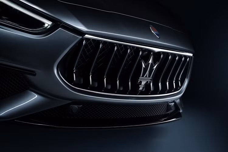 Trước hết, lưới tản nhiệt mới được tinh chỉnh cho cảm giác hầm hố và cứng cáp hơn. Các nan kim loại có độ nghiêng nhiều hơn giúp làm nổi bật logo đinh ba nổi tiếng của Maserati.