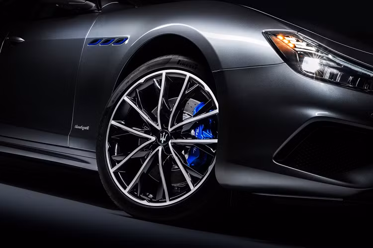 Ở Ghibli Hybrid, hốc thoát gió 2 bên thân xe được viền xanh dương để tăng tính nhận diện cho phiên bản trang bị động cơ lai. Đi cùng đó là bộ mâm hợp kim 20 inch, hệ thống phanh đĩa có cùm được sơn màu xanh nổi bật.
