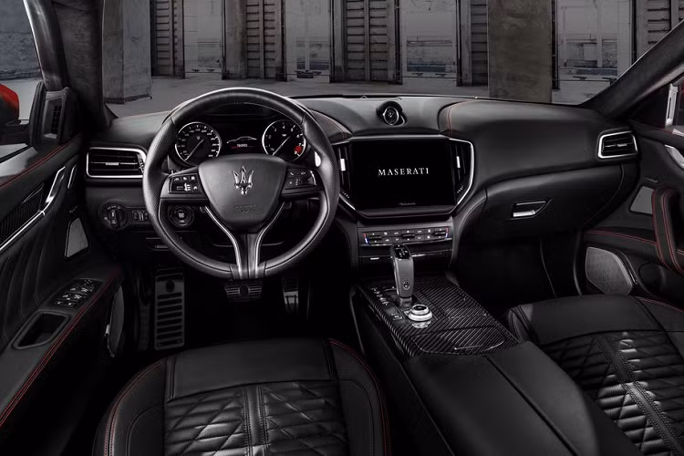 Ghibli và Quattroporte Trofeo có thể tự hào là hai dòng sedan nhanh nhất của Maserati từ trước đến nay với tốc độ tối đa lên tới 326 km/h, vượt qua cả chiếc Levante Trofeo đã ra mắt trước đó với tốc độ tối đa là 302 km/h.