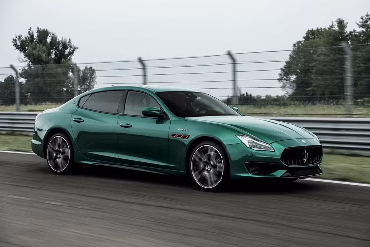 Bên cạnh âm thanh động cơ rất đặc trưng của Maserati, bộ sưu tập Trofeo được thiết kế tỉ mỉ, tinh xảo hơn nhằm tôn lên sự khác biệt không thể nhằm lẫn với các mẫu xe khác. Thiết kế bên ngoài thật sự ấn tượng với lưới tản nhiệt trước được cách tân thành các cặp thanh dọc bằng chất liệu Black Piano. Ngoài ra, việc sử dụng chất liệu từ sợi carbon vào các chi tiết nhỏ của khe thoát nhiệt trước, cản sau mang lại hiệu ứng mạnh mẽ và hầm hố hơn.