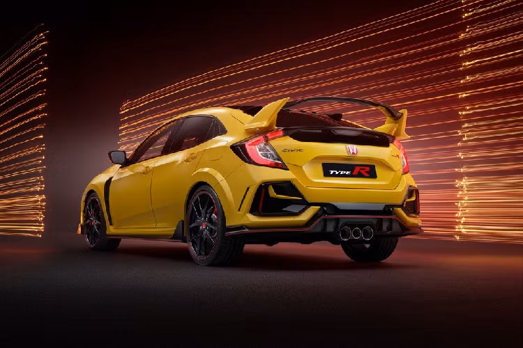 Civic Type R Limited Edition 2021 mới không phải sản phẩm quá xa lạ. Hồi tháng 6, hãng xe Nhật Bản đã giới thiệu phiên bản đặc biệt này cho thị trường Canada với số lượng 100 chiếc. Honda chỉ mất 4 phút để bán hết số xe này.