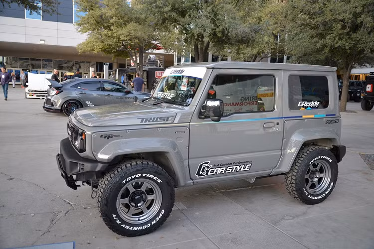 Hãng độ Nhật Bản Car Style Japan biến chiếc xe địa hình cỡ nhỏ Suzuki Jimny hoàn toàn mới trở nên mạnh mẽ hơn với bản độ ngoại hình. Mẫu xe được gắn thêm bộ bodykit hầm hố, tạo cái nhìn rộng rãi hơn ở ngoại hình.