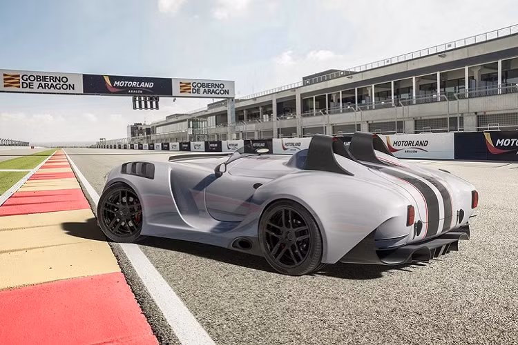 Cụ thể hơn, chiếc xe này chịu nguồn cảm hứng chính từ AC/Shelby Cobra, nhưng mang thân vỏ sợi carbon với một hệ thống chống lật hiện đại. Chúng ta cũng có thể thấy sự hiện diện một tấm chẻ gió phía trước, tấm chắn bùn có cửa thông gió và hốc gió ngay trước bánh sau, tất cả đều làm bằng sợi carbon. Công ty nói rằng mẫu xe độc đáo này sẽ có một ống xả titan, một tấm che phía sau và bộ la-zăng có khóa trung tâm bằng sợi carbon mà được hỗ trợ bởi một hệ thống phanh sứ carbon.