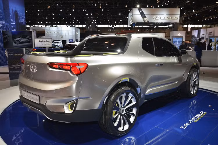 Cuối cùng, một tin không kém phần quan trọng là bán tải của Hyundai và Kia sẽ được phát triển dựa trên một khung gầm hình thang rời (ladder-frame), khác hoàn toàn với mẫu concept Santa Cruz sử dụng khung gầm liền khối (unibody) mà hãng Hyundai từng giới thiệu.