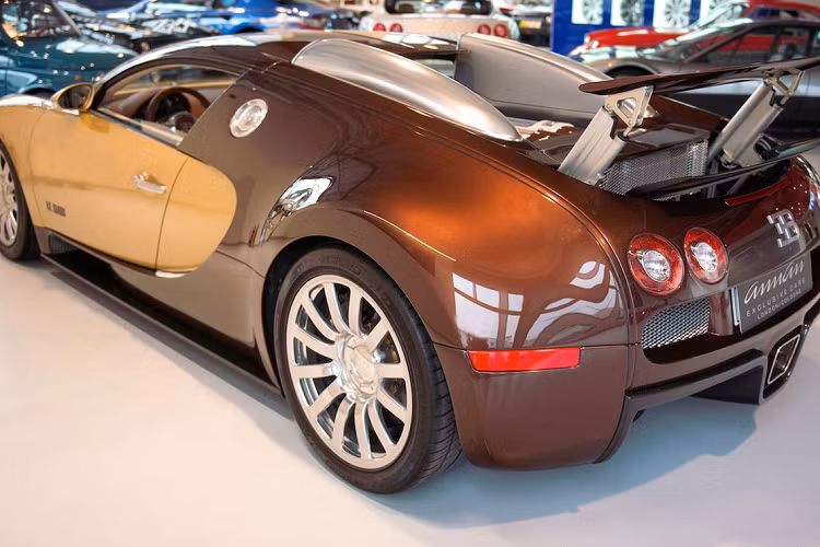 Sức mạnh 1.001 mã lực của Bugatti Veyron Le Mans Edition 16.4 được tạo ra bởi động cơ W16 dung tích khủng 8.0 lít, kết hợp cùng bốn bộ tăng áp. Sức mạnh này, kết hợp với hộp số 7 cấp ly hợp kép, truyền sc mạnh đến cả bốn bánh xe, giúp Bugatti Veyron tăng tốc lên 100 km/h chỉ trong 2,5 giây và đạt vận tốc tối đa 407 km/h (431 km/h với Veyron Super Sport).