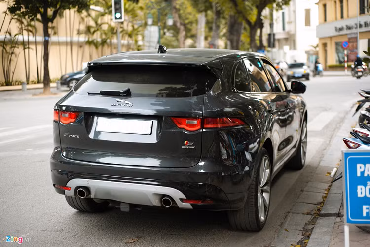 Giá xe Jaguar F-Pace S hơn 4 tỷ đồng. Trong khi đó ở Mỹ, mẫu xe này có giá 62.100 USD.