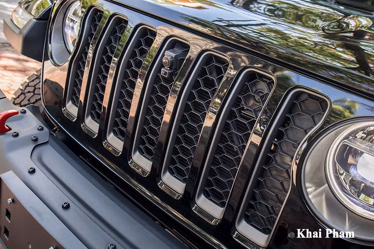 So với những phiên bản sản xuất đại trà, Jeep Gladiator Launch Edition sẽ được mang dấu ấn riêng, nhưng về cơ bản chúng cũng không khác nhau quá nhiều. Vẫn còn đó ngoại hình vuông vức đậm chất xe quân đội nổi tiếng của thương hiệu ô tô Jeep.