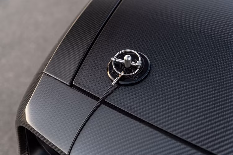 Ngoại thất của xe được hoàn thiện với bộ mâm năm chấu đặc trưng của Dodge dành cho dòng xe này. Bộ mâm này có thiết kế năm chấu to bản, kích thước 18 inch và bề rộng lên đến 315 mm ở tất cả các bánh xe, được sơn đen bóng.