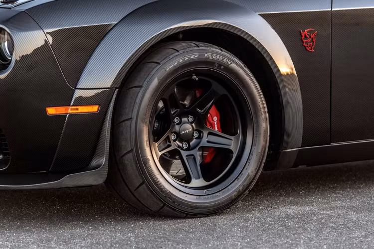 Với sức mạnh này, chiếc xe cơ bắp đến từ Mỹ có thể tăng tốc lên 100 km/h trong chỉ 2,1 giây! Động cơ này được nâng cấp từ động cơ của Dodge Hellcat trước đó với tay dên và piston được gia cường, hệ thống trục cam và tản nhiệt nâng cấp cũng như hệ thống phun nhiên liệu kép và vòng tua máy cao hơn.