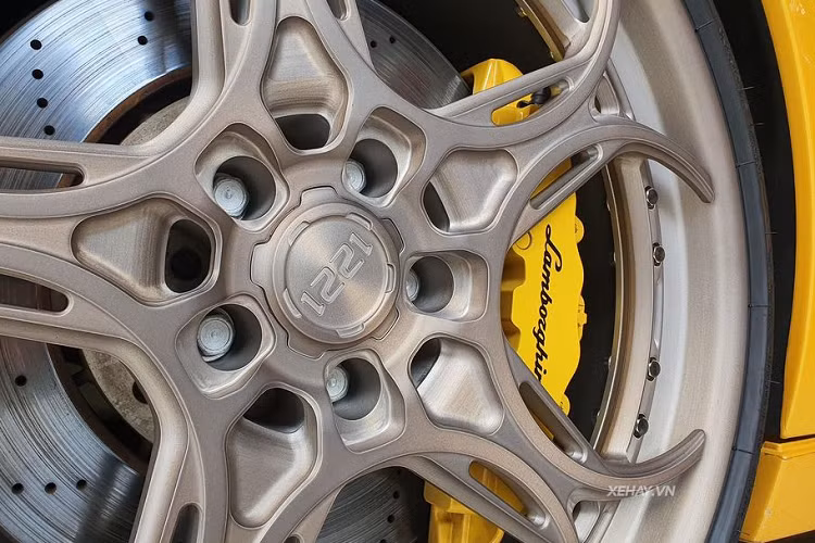 Thực tế, bộ mâm AP3LX sử dụng trên chiếc Lamborghini Gallardo độ khủng trong bài viết này được nhà sản xuất tái thiết kế dựa trên mẫu AP2X với cấu trúc 3 mảnh ghép lại. Đồng thời, số lượng bu-lông dùng để chế tạo ra nó được giảm một nửa, từ 40 chiếc xuống còn 20 chiếc.