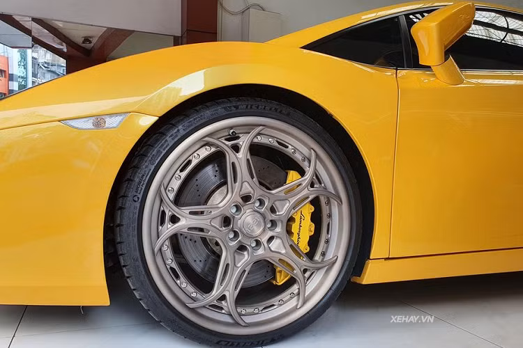 Trang bị đặc biệt mới có mặt trên chiếc Lamborghini Gallardo này chính là bộ mâm 5 chấu cực độc đáo mang nhãn hiệu 1221 có xuất xứ từ California, Mỹ. Theo tìm hiểu, bộ mâm này thuộc dòng mâm được chế tạo từ 3 mảnh V.I.P Edition trong nhánh AP3LX. Nhìn từ bề ngoại, chỉ riêng phần thiết kế của bộ mâm này đã đủ khiến người xem cảm thấy lạ mắt.