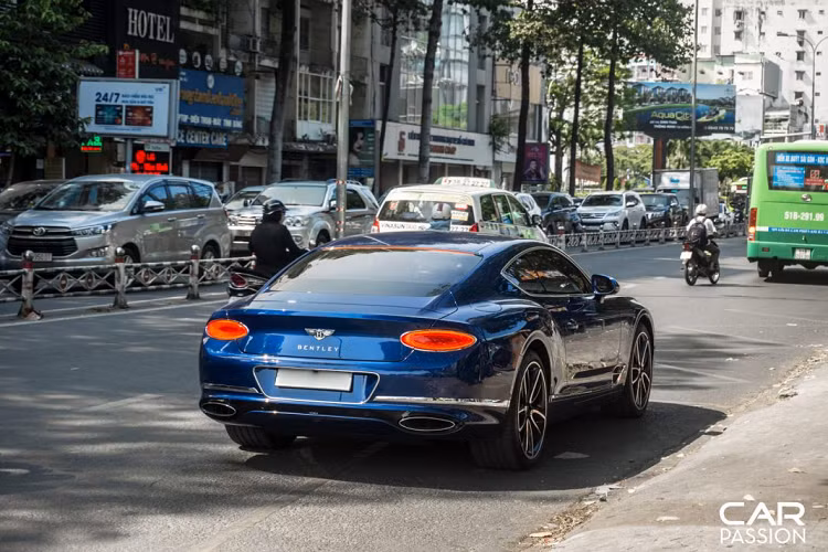 Hiện chưa rõ giá xe Bentley Continental GT First Edition tại thị trường Việt Nam nhưng chắc chắn chủ nhân phải “rút hầu bao” không dưới 20 tỉ Đồng để mang về garage mẫu xe siêu sang đến từ Anh Quốc.