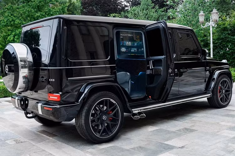 Bắt đầu công việc với một chiếc SUV hạng sang Mercedes G63 2020 chính hãng, Inkas đã kéo dài trục cơ sở của chiếc SUV lên thành 4.394 mm, cho dù số lượng ghế ngồi vẫn chỉ là cho 4 người. Bù lại, hành khách có thể thoải mái tận hưởng không gian cực rộng rãi, sang trọng tiện nghi từ A-Z bao gồm ghế ngả với đủ tính năng sưởi ấm và mát-xa.