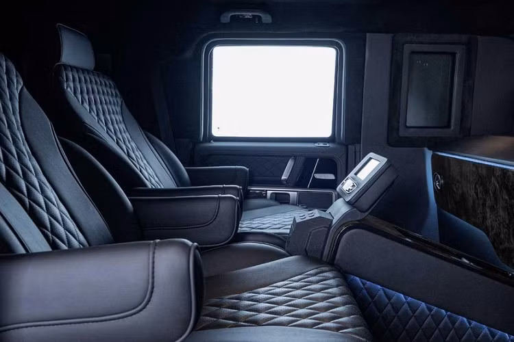 Bên cạnh đó, xe còn lắp đặt một hệ thống âm thanh cao cấp, và tất cả đều được điều khiển thông qua một cụm điều khiển nằm giữa hàng ghế sau. 